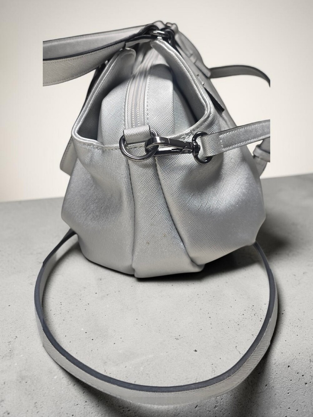 Simply Vera Wang Metallic Silver Buena Satchel Crossbody Bag - Picture 4 of 7